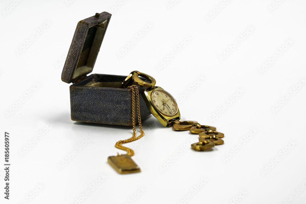 Schmuck-Etui mit goldener Armbanduhr und Goldkette Schmuck-Etui mit goldener Armbanduhr und Goldkette