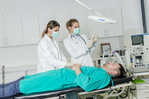 Female doctors preparing pa...