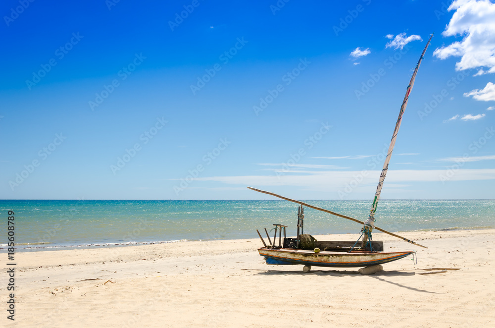 Obraz premium Moored jangada boat over the white sandy