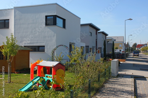 Vorgarten mit Klettergerüst vor modernem Einfamilienhaus
