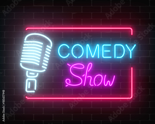 Fotografiet Neon comedy show sign with retro microphone on a brick wall background