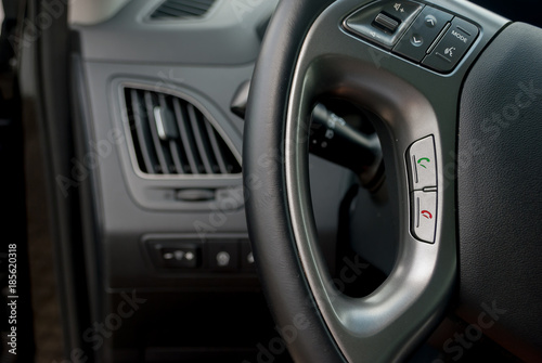 Fotografie steering with hands free buttons green and red