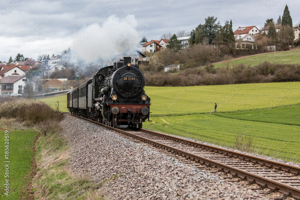 Fototapeta premium Zabytkowa kolej na otwartej drodze