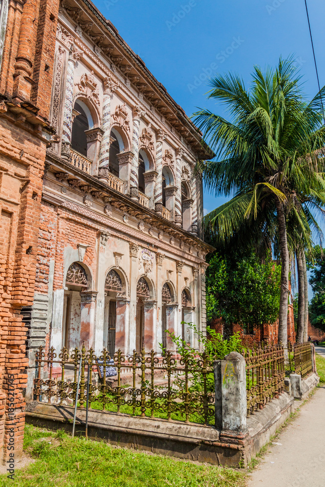 Obraz premium Ruined house in historic city Panam (Panam Nagor), Bangladesh