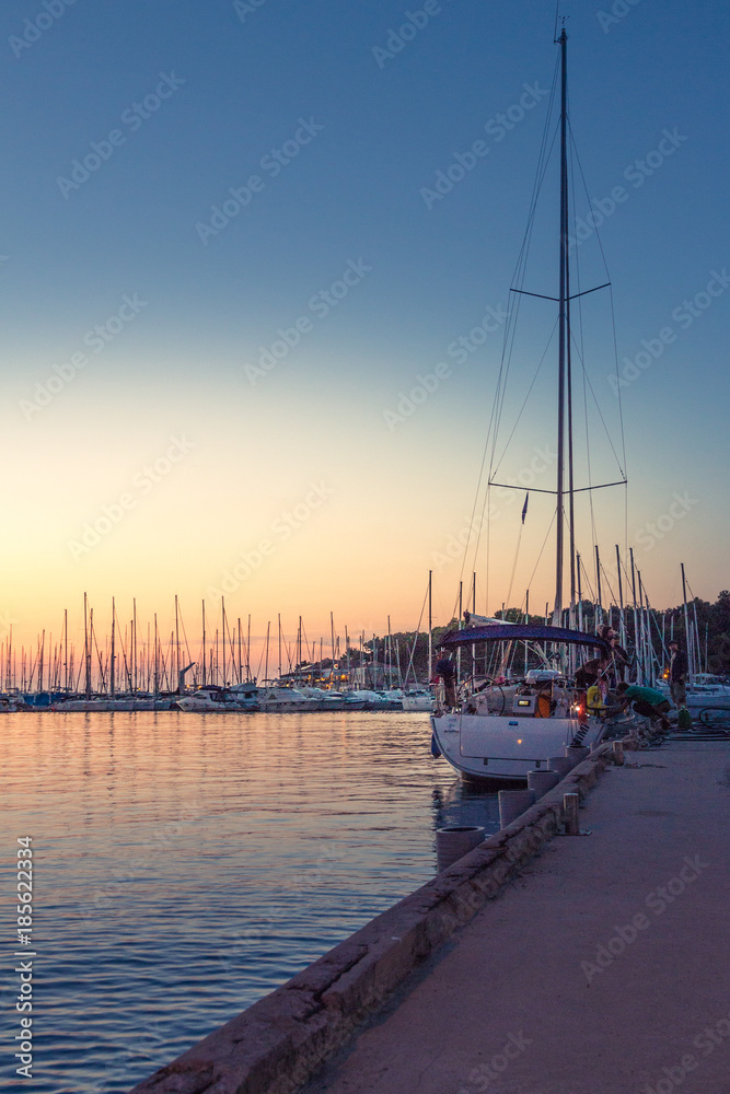 Obraz premium Segelboot in der Abendsonne