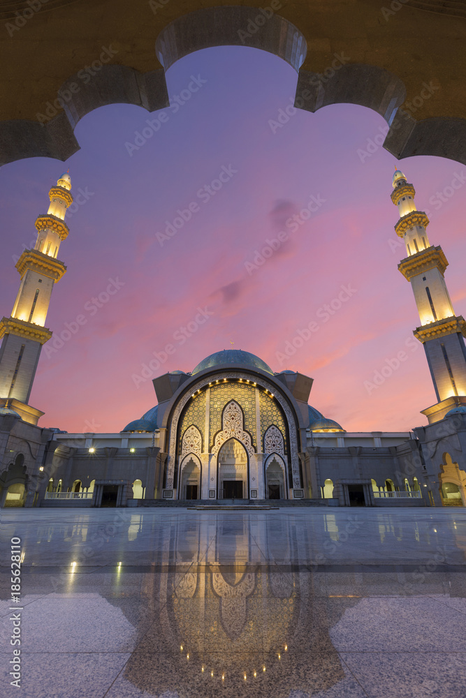 Obraz premium widok na Meczet Terytorium Federalnego lub Masjid Wilayah z pięknym zachodem słońca w Kuala Lumpur, Malezja