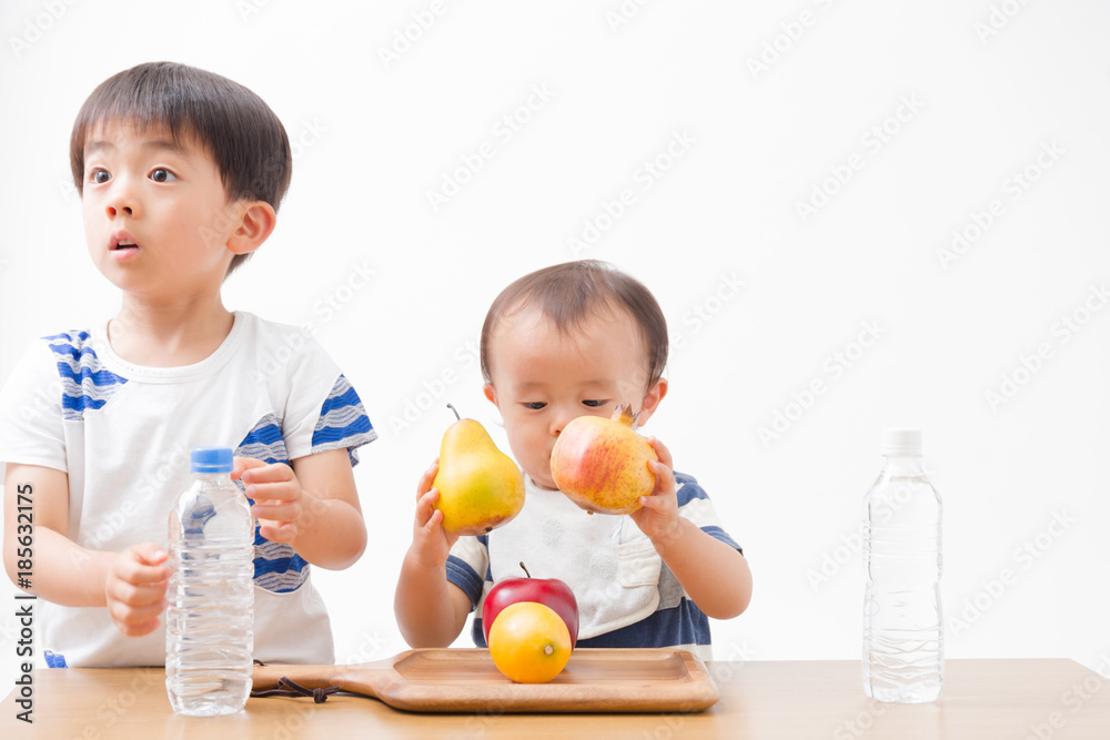 子供・フルーツ(白バック) 子供・フルーツ(白バック)