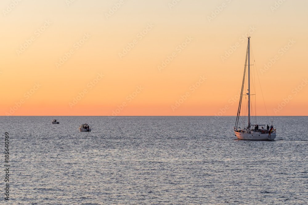 Fototapeta premium Segelschiff segelt in den Sonnenuntergang