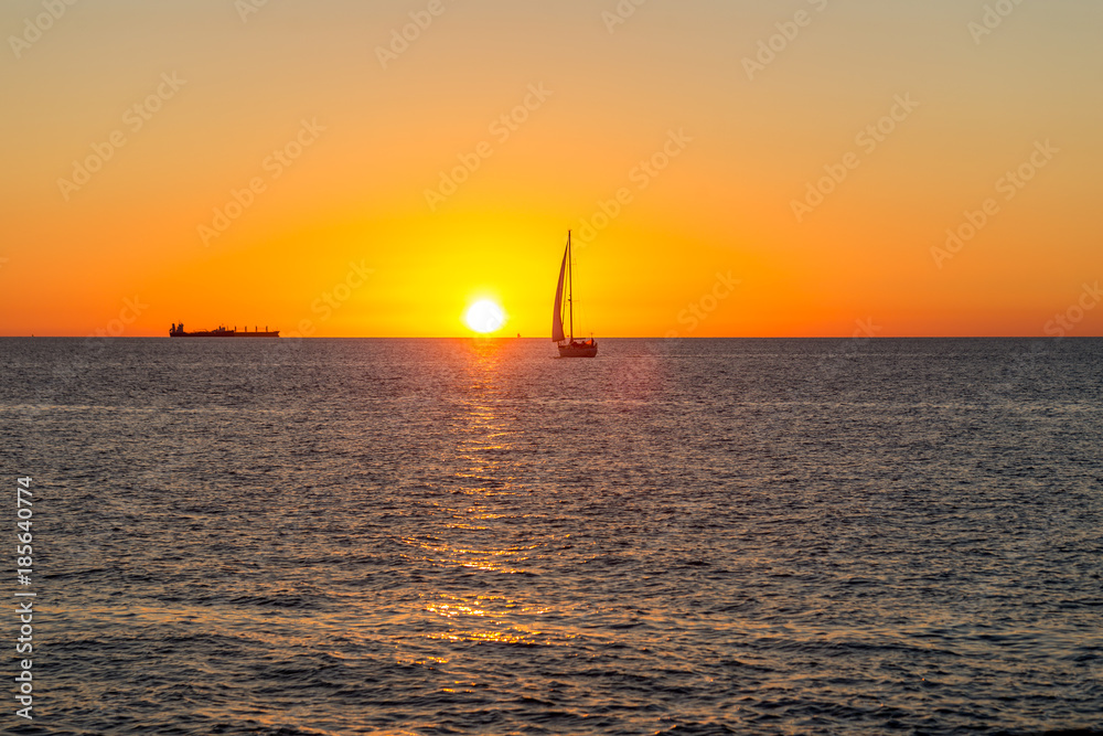 Segelschiff segelt in den Sonnenuntergang