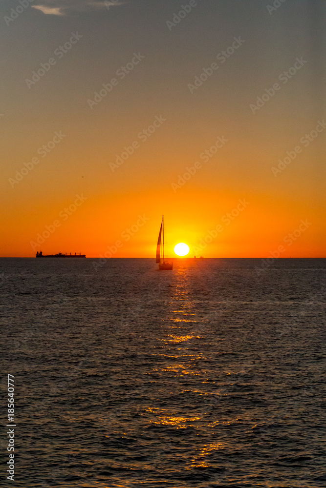 Segelschiff segelt in den Sonnenuntergang