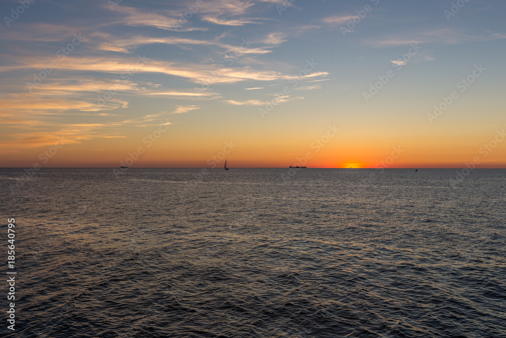 Fototapeta premium Romantischer Sonnenuntergang am Meer