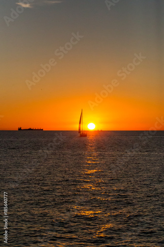 Segelschiff segelt in den Sonnenuntergang © parallel_dream