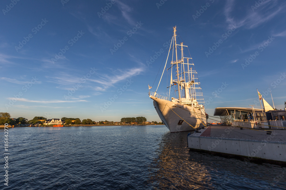 Fototapeta premium Kreuzfahrtschiff im Hafen von Warnemünde