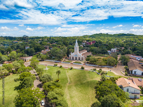 Foto Aerial view of the catholic church Iglesia Virgen de la Candelaria of Aregua i