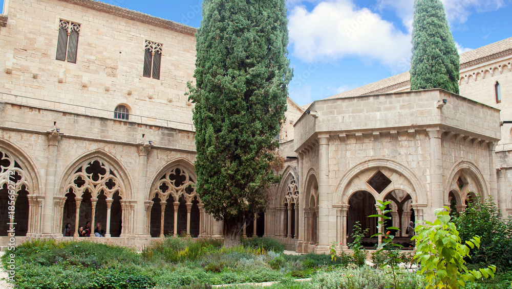 Poblet. Cour intérieure du cloître de l'abbaye  Santa Maria . Catalogne, Espagne