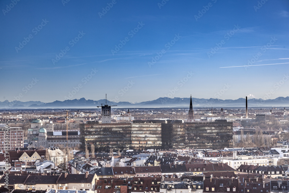 Fototapeta premium Munich in beautiful weather with alps view