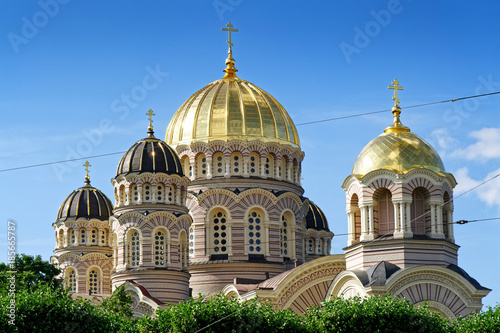 Kuppeln der Kathedrale der Russisch-Orthodoxen Kirche in Riga, Lettland photo