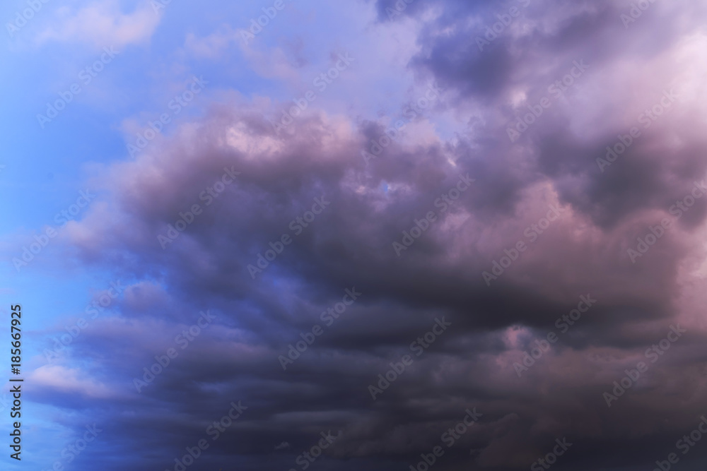 Obraz premium Grey clouds and stromy day.