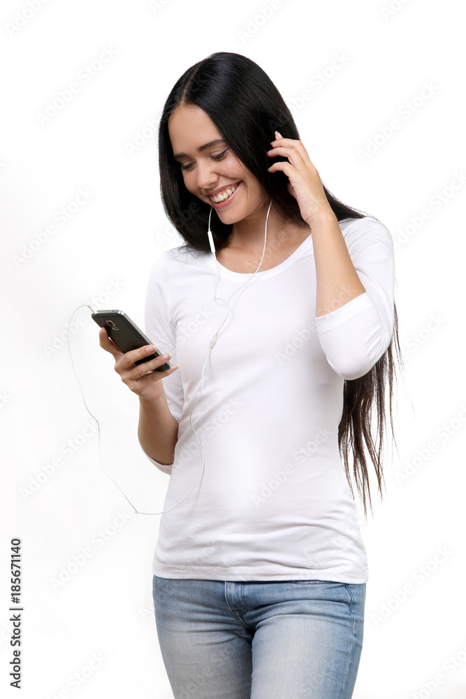 Hübsche Frau schaut auf ihr Handy-Display und lacht