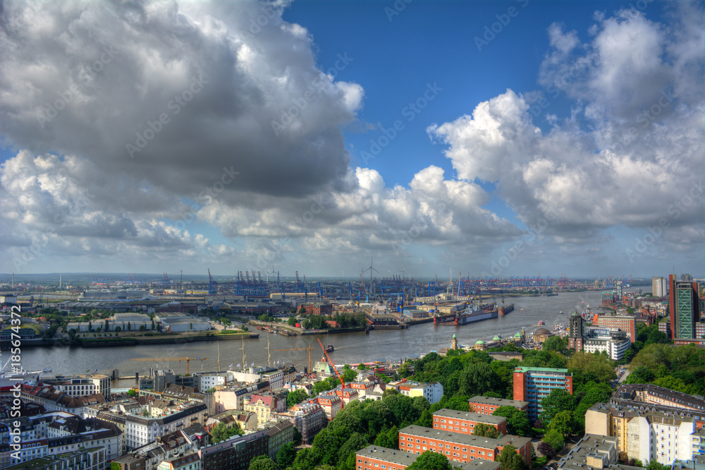 Obraz premium Blick auf den Hamburger Hafen