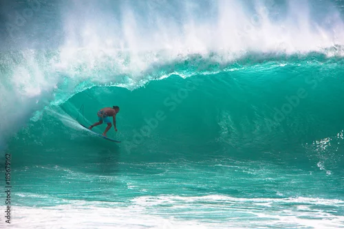 Obraz Surfingowiec jedzie dużą fala przy Padang Padang plażą, Bali, Indonezja