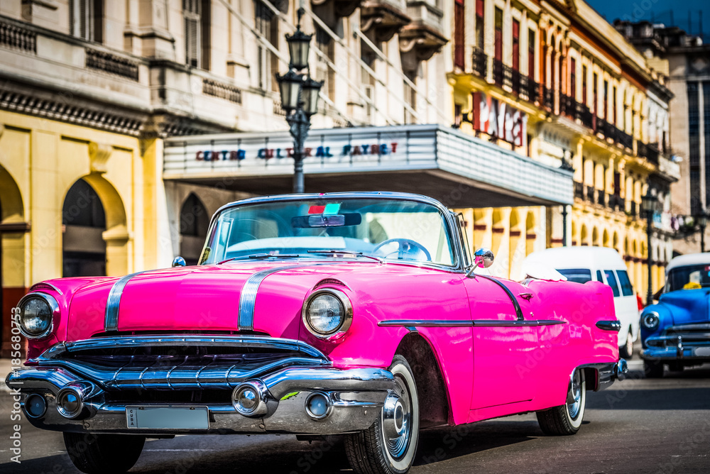 HDR - Amerikanischer pink Pontiac Cabriolet Oldtimer in Havana Cuba - Serie Cuba Reportage