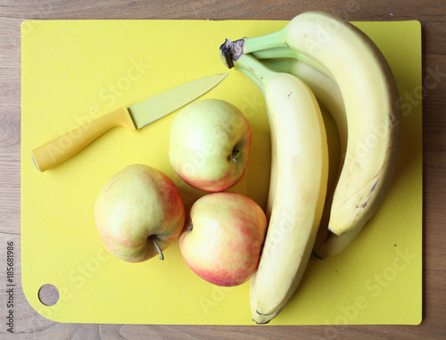 Apfel & Banane auf gelben Brett
