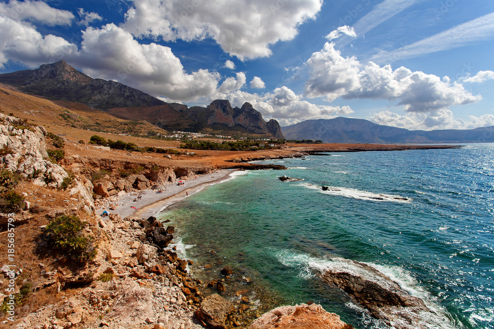 Fototapeta premium Prowincja Trapani, Sycylia, Włochy - widok na zatokę i plażę z wybrzeża między San Vito lo Capo i Scopello