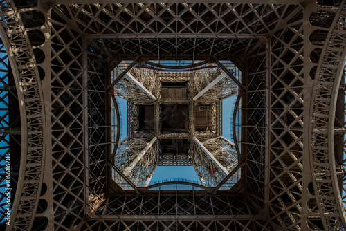 Eiffelturm Paris Blick von unten