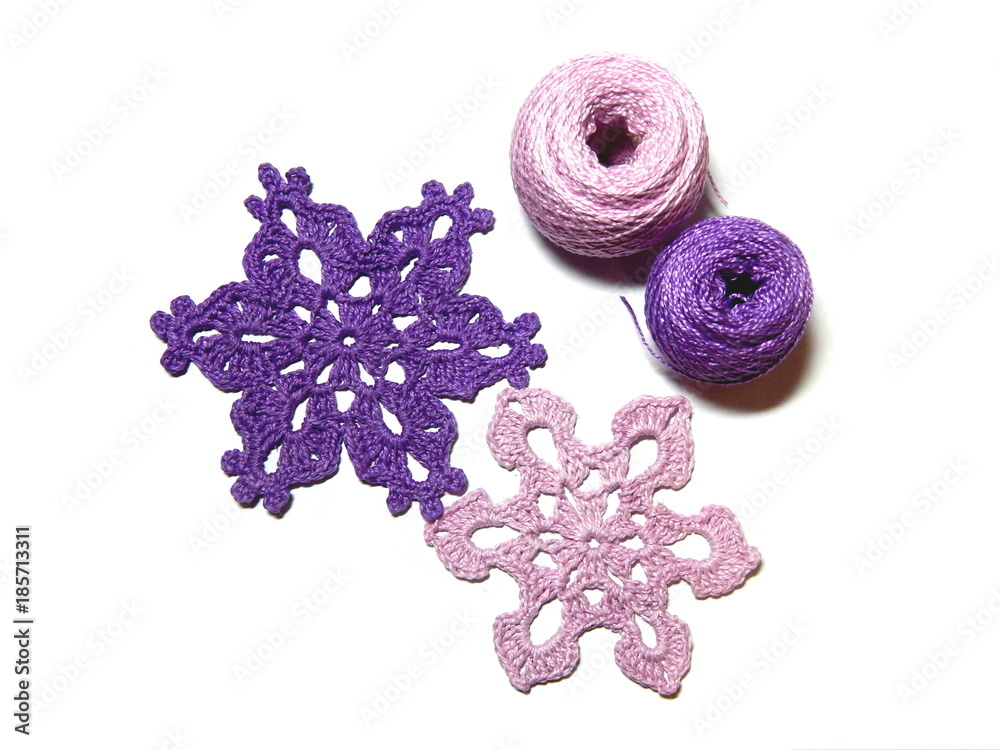 Fotka „Crochet for design of fir tree or interior. Pink and purple yarn for  crocheting christmas decoration on fir tree. Crochet homemade decor for  xmas tree. How to make crochet snowflake at