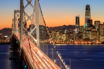 Fototapete San Francisco San Francisco Bay Bridge und Skyline in der Abenddämmerung. Klarer Abend über San Francisco Waterfront mit Weihnachtsbeleuchtung von Yerba Buena Island, Kalifornien, USA.  © Yuval Helfman