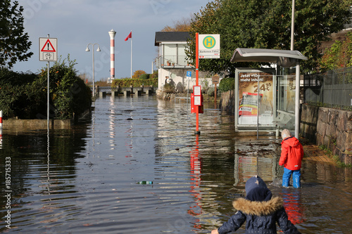 Blick auf den überfluteten Strandweg in Blankenese bei der Bushaltestelle Blankenese Fähre mit Personen im Vordergrund und Blankenese Unterfeuer Where: Blankenese, Hamburg .When: 29.10.2017.