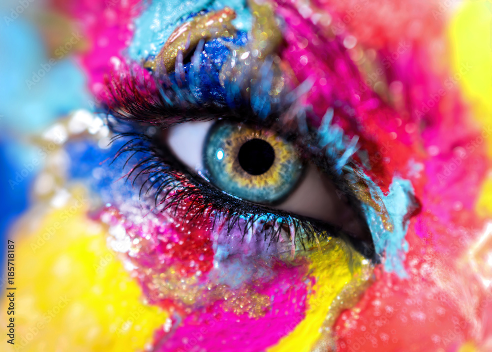 Obraz premium Kobiety oko z kolorowym makeup zbliżeniem