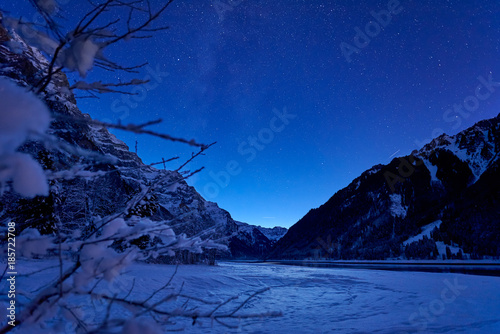 Klöntal Klöntalersee Abenddämmerung blaue Stunde Winter Schnee Sternenhimmel Berge photo