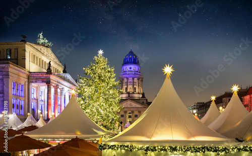 Der Weihnachtsmarkt am Gendarmenmarkt in Berlin bei Nacht unter sternenklarem Himmel