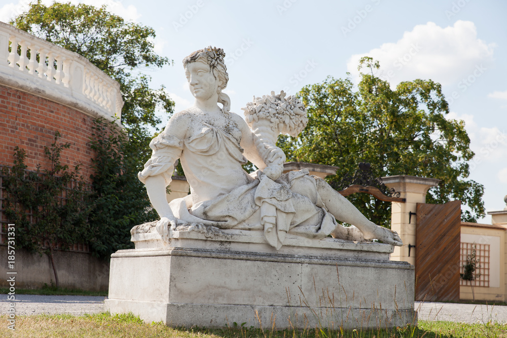 Obraz premium liegende Marmor Statue in Schloss Hof als Nahaufnahme