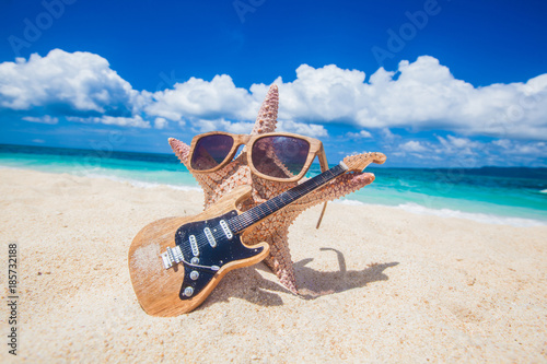 Fototapeta Naklejka Na Ścianę i Meble -  Starfish guitar player on beach