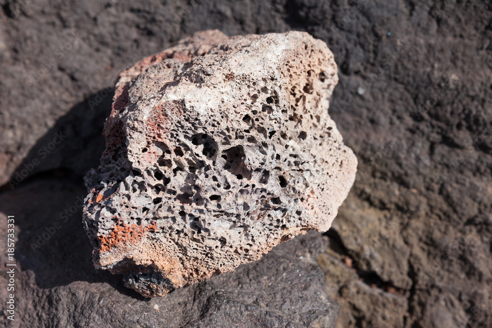 brauner poröser Lava Stein vom Etna in Sizilien