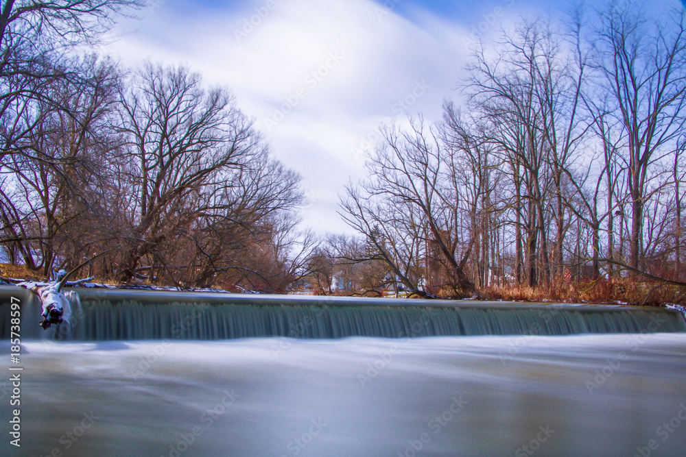 Φωτογραφία Long exposure exterior daytime stock photo of waterfall and felled log with blue