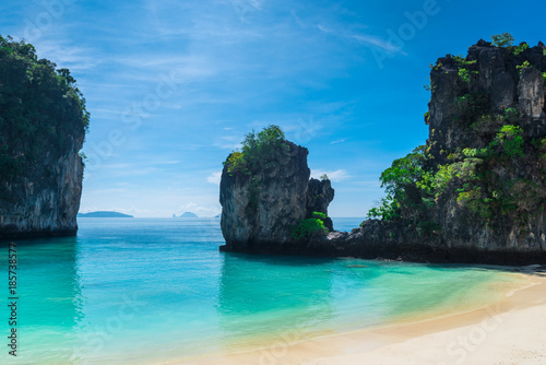 steep cliffs, covered with greenery, beautiful sea and a view of the horizon in the Andaman Sea - a photo from the beach of the island of Hong, Thailand