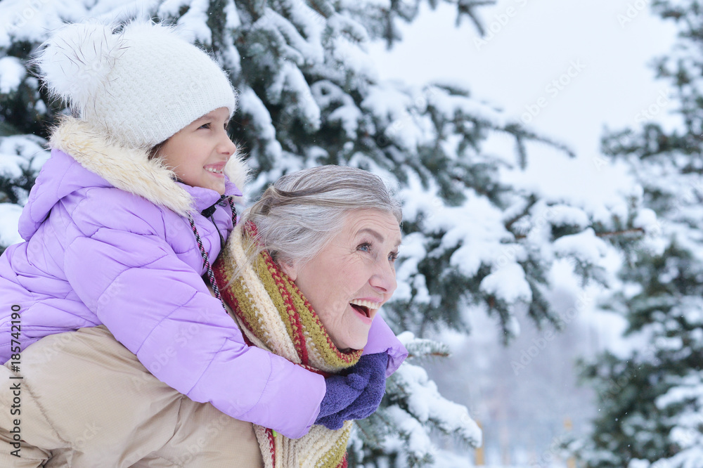 Obraz premium grandmother with granddaughter smiling