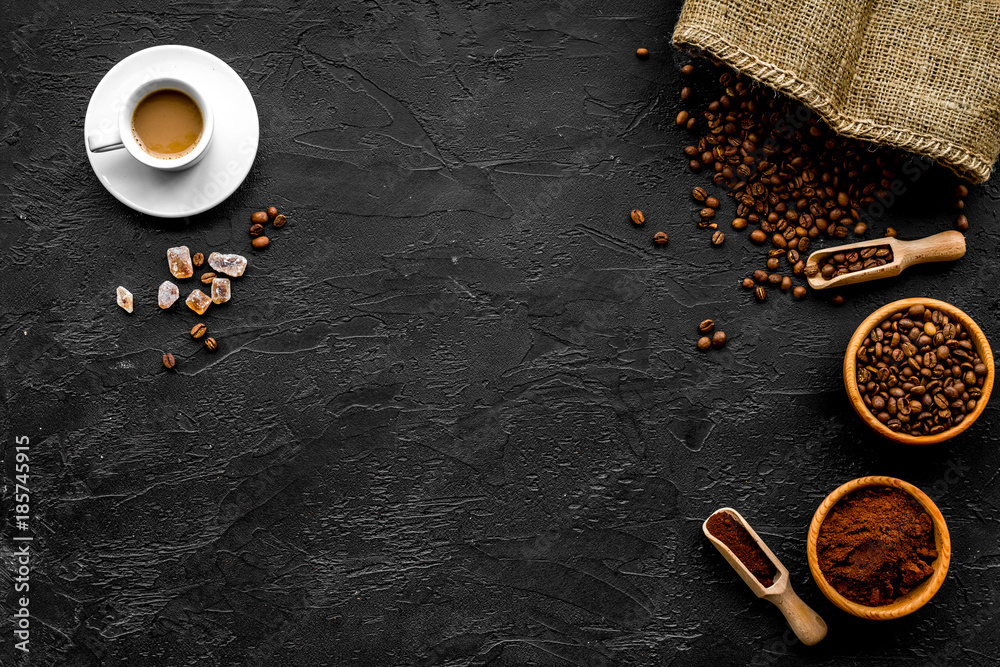 Fototapeta Koncepcja kawy. Piec fasole, zmielona kawa, filiżanka kawa espresso i cukier na czarnym tło odgórnego widoku copyspace ,.