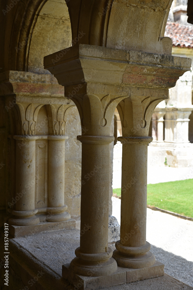 Clonnes géminées du cloître de l'abbaye de Fontenay en Bourgogne, France
