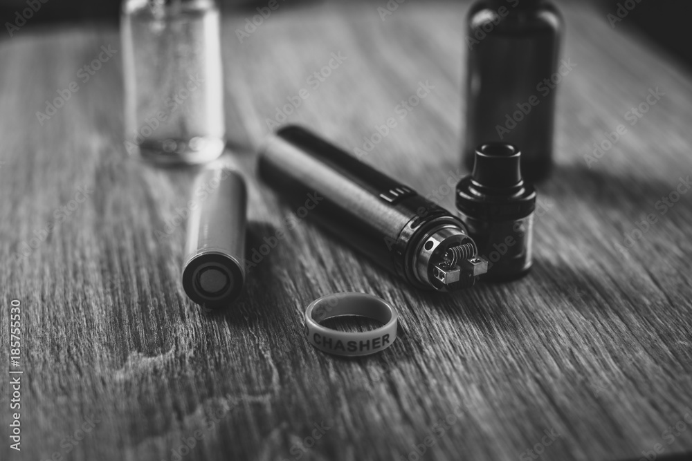 Naklejka premium vaping device mod on wooden table