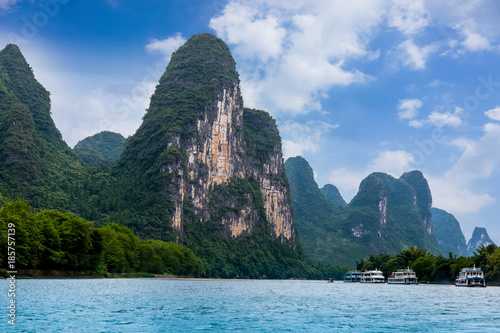 The beautiful landscapes and rivers and rivers of the Lijiang River in Guilin