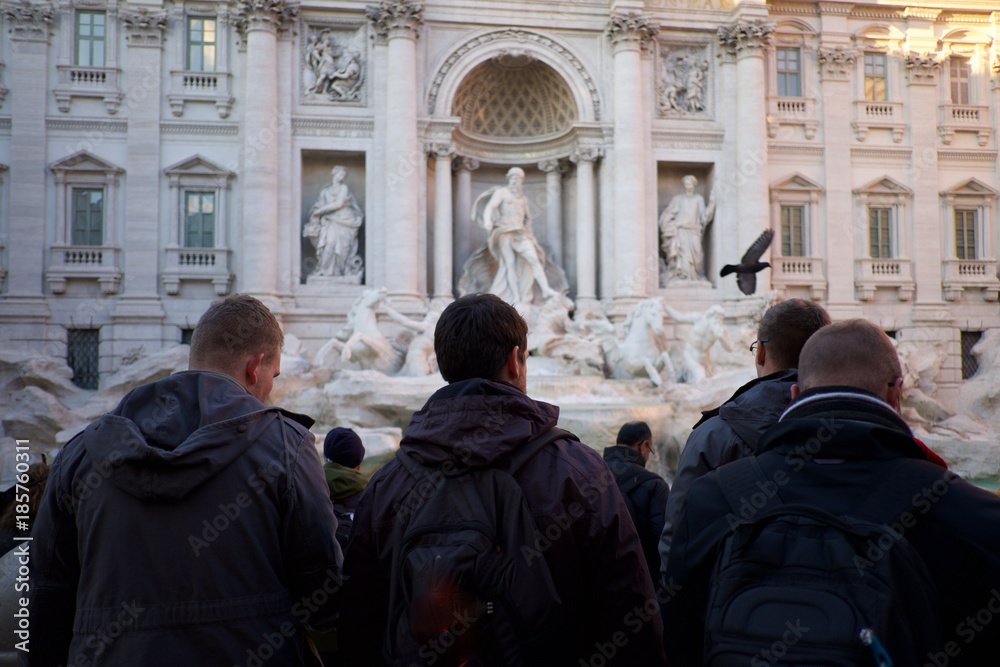 Naklejka premium Turyści przy Fontannie di Trevi