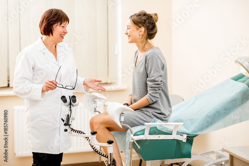 Tablou canvas Young woman patient with a senior gynecologist during the consultation in the gy