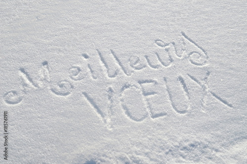 "MEILLEURS VOEUX" dans la neige