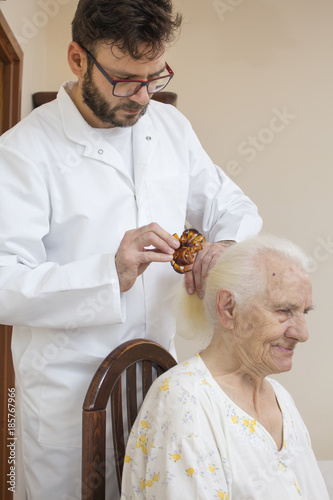 Układanie fryzury u starej kobiety. Pielęgnacja osoby starej.