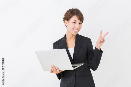 パソコンを見る女性　ビジネス © miya227